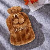 בקבוק חימום בצבע חום עם שם וכיסוי קטיפה רך ונעים